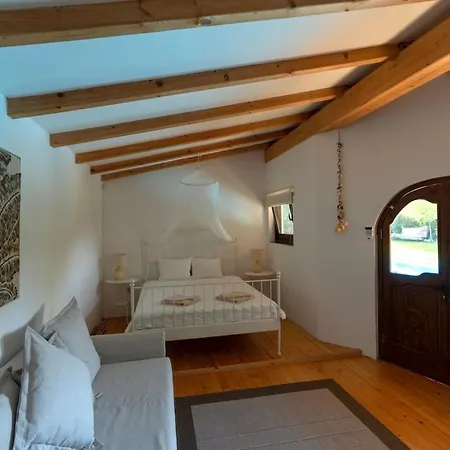بيت للعطل Glamping With Mineral Pool Near Sofia,plovdiv