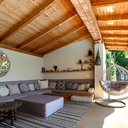 بيت للعطل Glamping With Mineral Pool Near Sofia,plovdiv