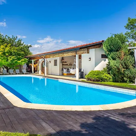 Дом отдыха Glamping With Mineral Pool Near Sofia,plovdiv Belovo