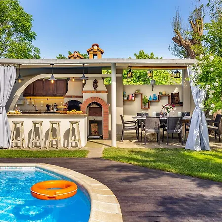 Дом отдыха Glamping With Mineral Pool Near Sofia,plovdiv Belovo