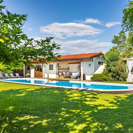 Glamping With Mineral Pool Near Sofia,plovdiv Дом отдыха