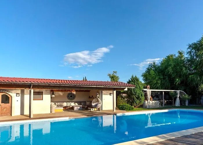 بيت للعطل Glamping With Pool Near Sofia,plovdiv